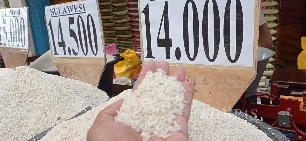 Kualitas beras paling murah dijual di Pasar Oesapa, Kota Kupang, Nusa Tenggara Timur, pada Minggu (18/2/2024). Harganya Rp 14.000 per kg. Beras itu tidak layak konsumsi. 