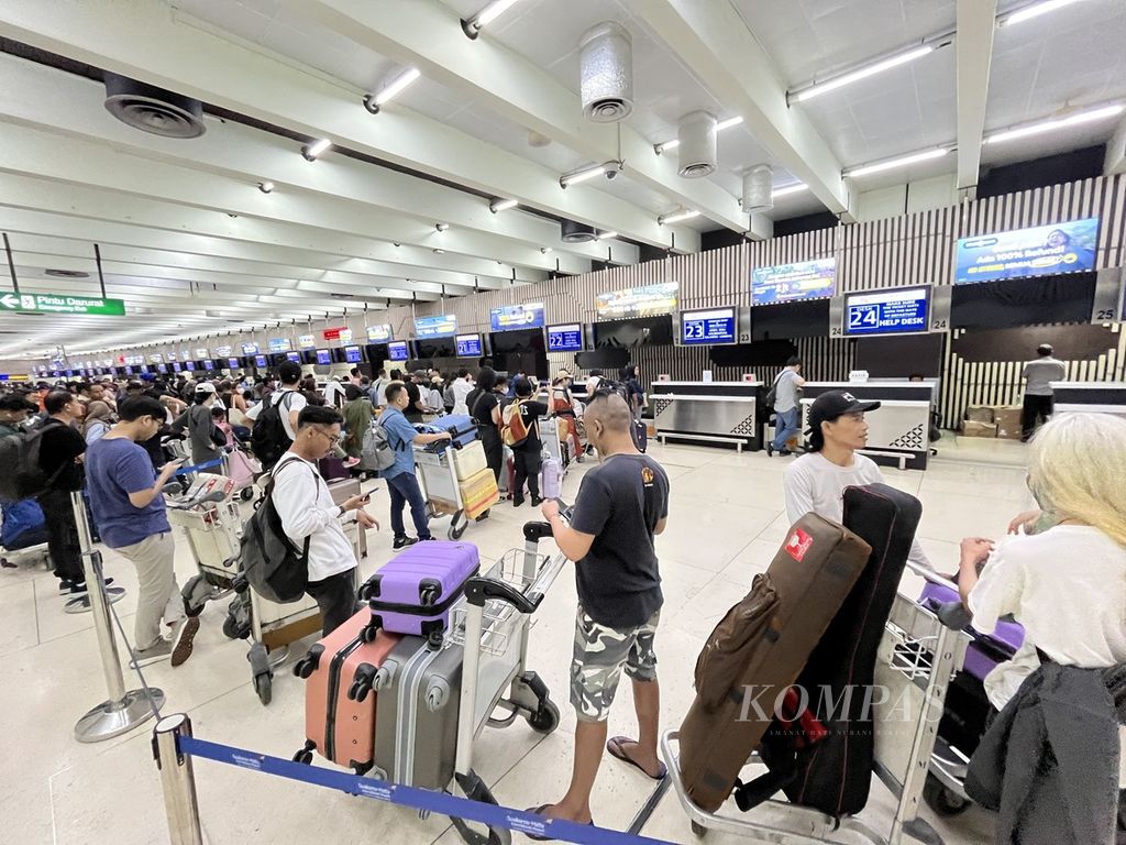 Suasana di terminal 1 Bandara Internasional Soekarno-Hatta, Kota Tangerang, Banten, yang ramai, Sabtu (15/6/2024). Peningkatan penumpang pesawat mulai terjadi jelang libur panjang Idul Adha.