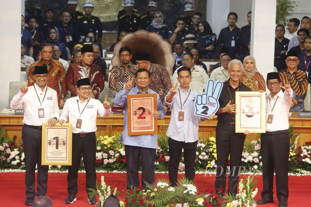 Tiga pasangan calon foto bersama seusai rapat pleno terbuka pengundian dan penetapan nomor urut dalam Pemilihan Presiden dan Wakil Presiden Pemilu 2024 di Kantor KPU, Jakarta, Selasa (14/11/2023). 