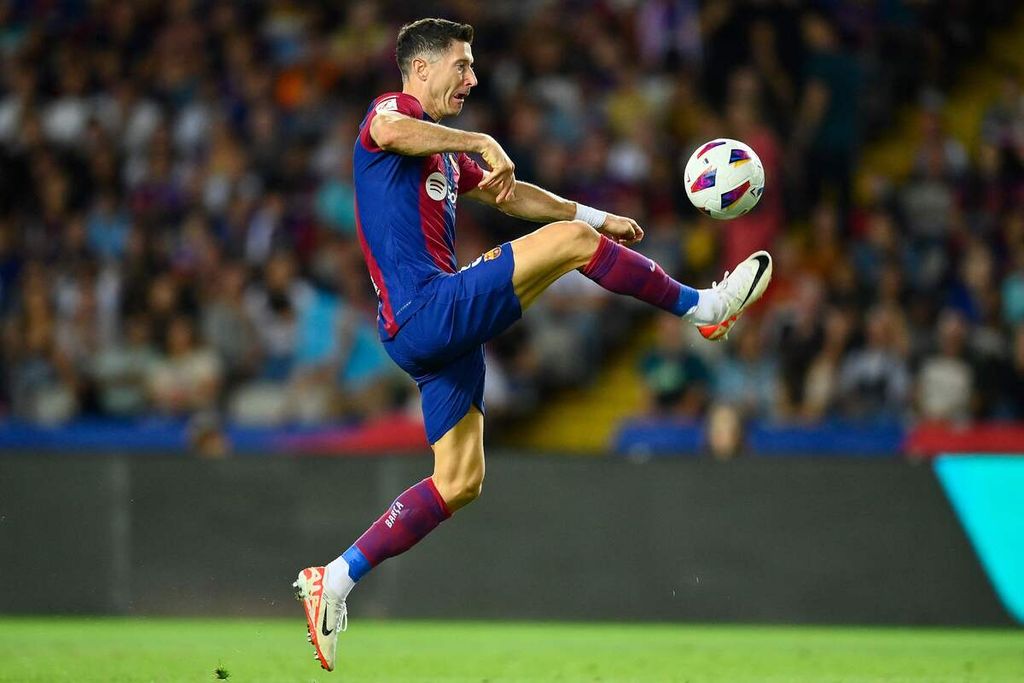 Striker Barcelona Robert Lewandowski menendang bola saat laga melawan Celta Vigo pada lanjutan Liga Spanyol, Minggu (24/9/2023) dini hari WIB. Lewandowski menginspirasi kebangkitan Barca yang memenangi laga, 3-2.
