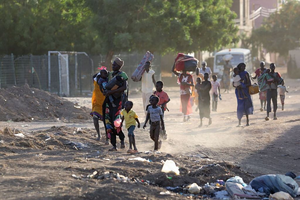 Warga Khartoum, Sudan mengungsi di tengah baku tembak antara militer dan kelompok milisi Sudan mulai Sabtu (15/4/2023). Indonesia juga terpaksa mengevakuasi warganya dari Sudan.