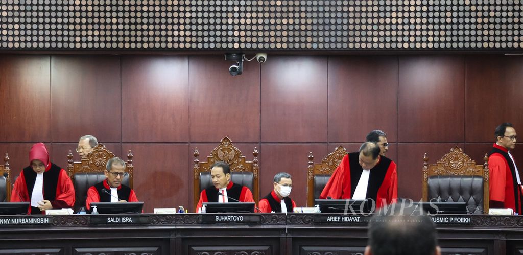 Hakim konstitusi memasuki ruang sidang untuk mengikuti sidang perkara Perselisihan Hasil Pemilihan Umum Pemilihan Presiden dalam Pemilu 2024 di Mahkamah Konstitusi, Jakarta, Kamis (28/3/2024). 