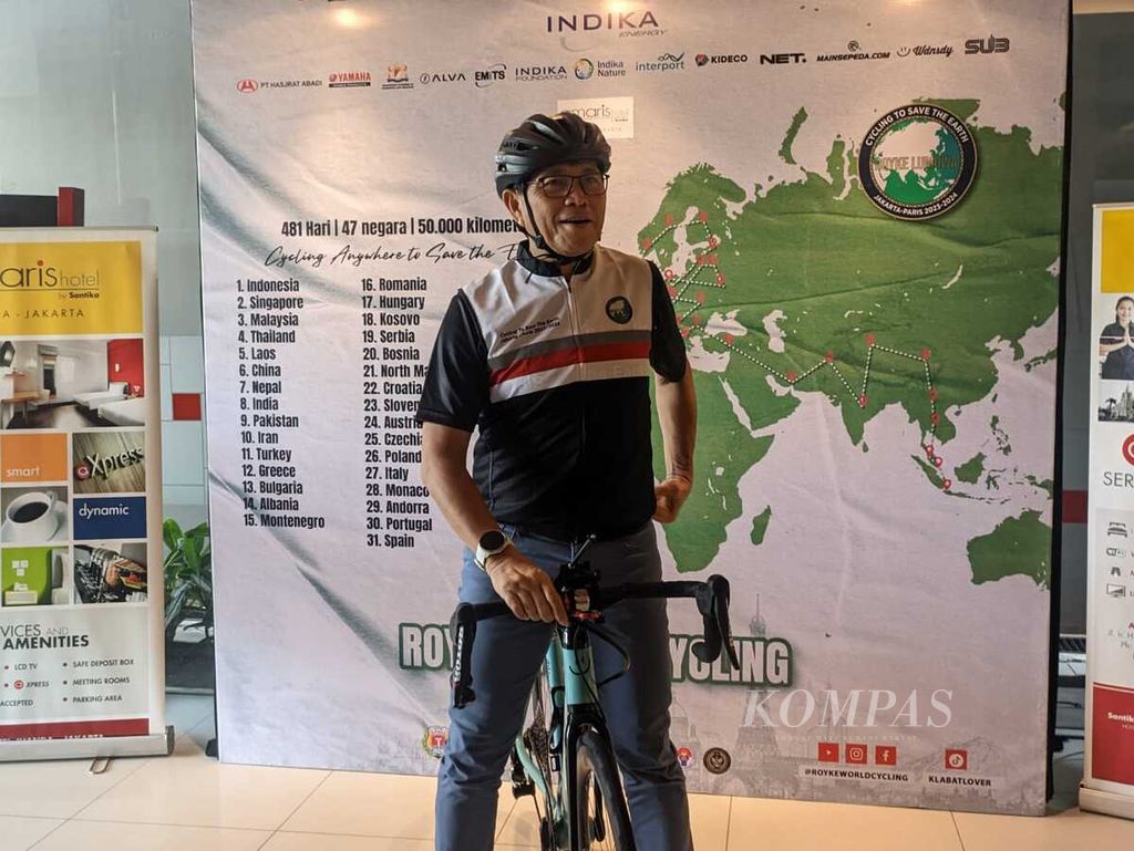 Royke Lumowa berpose dengan sepeda roadbike-nya di acara Cycling Anywhere to Save The Earth, di Jakarta, Rabu (6/7/2023).