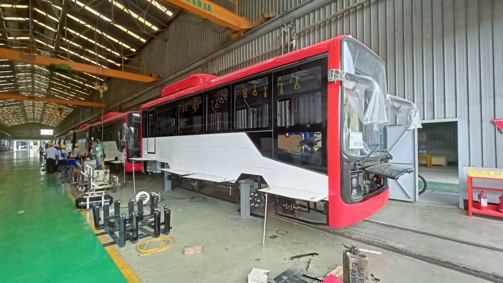 The Red and White Electric Bus is being assembled at the PT INKA workshop, Madiun, East Java on Thursday (8/9/2022).