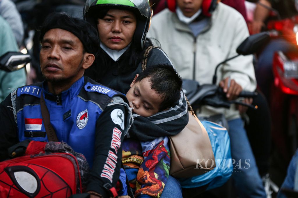 Seorang anak balita tampak terlelap di pangkuan ibunya saat mengantre bersama ribuan pemudik motor lainnya di Pelabuhan Merak, Cilegon, Banten, Sabtu (30/4/2022) pagi.
