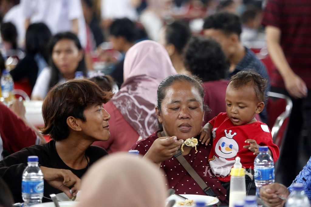 Sekitar 580 warga kurang mampu dan penyandang disabilitas lintas agama mengikuti Makan Siang Natal yang diadakan Komunitas Domus Cordis di Gedung Judo, Kelapa Gading, Jakarta Utara, Senin (25/12/2023). 