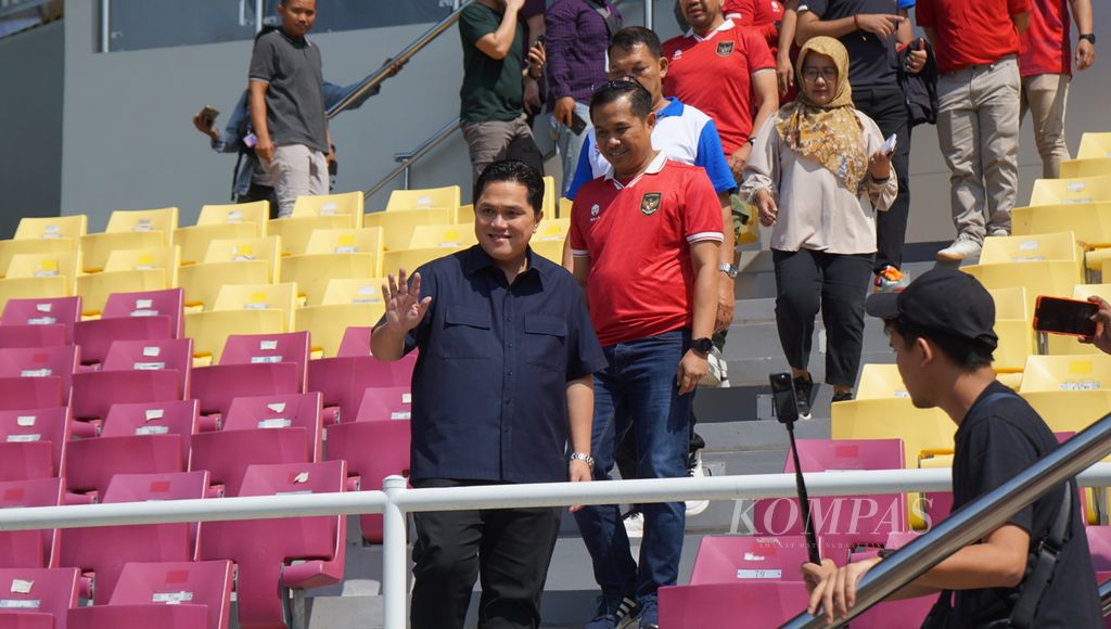Ketua Umum PSSI Erick Thohir mengecek kesiapan Stadion Manahan di Kota Surakarta, Jawa Tengah, Minggu (4/6/2023), untuk pergelaran kualifikasi Piala Asia U-23. Indonesia menjadi tuan rumah tergabung dengan dua negara lain dalam Grup K, yakni Turkmenistan dan China Taipei. 