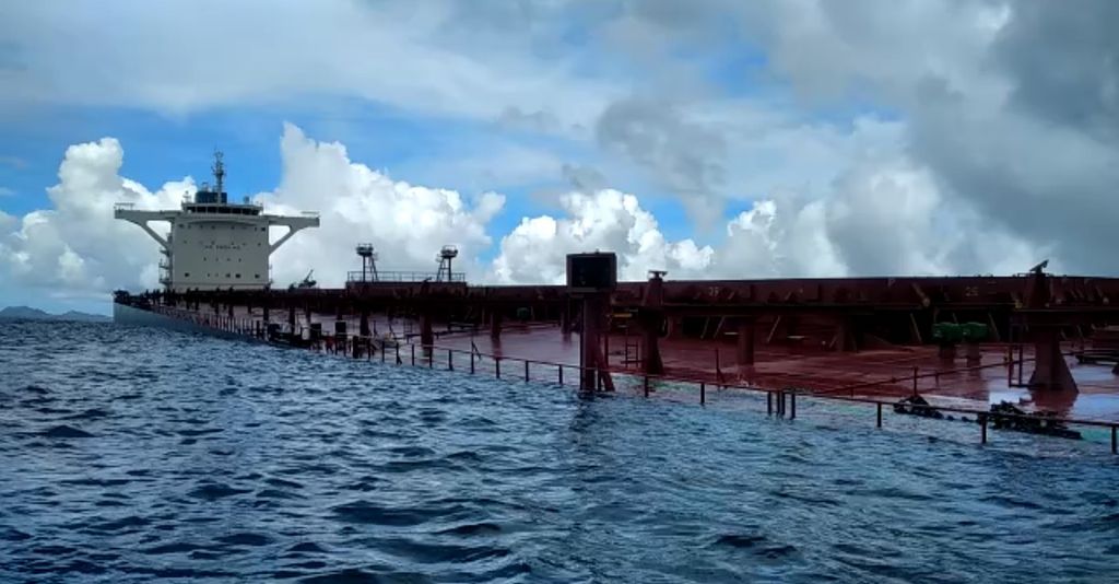 Kapal MV Indian Partnership diduga mengalami kebocoran di Perairan Misool Timur, Kabupaten Raja Ampat, Papua Barat Daya.