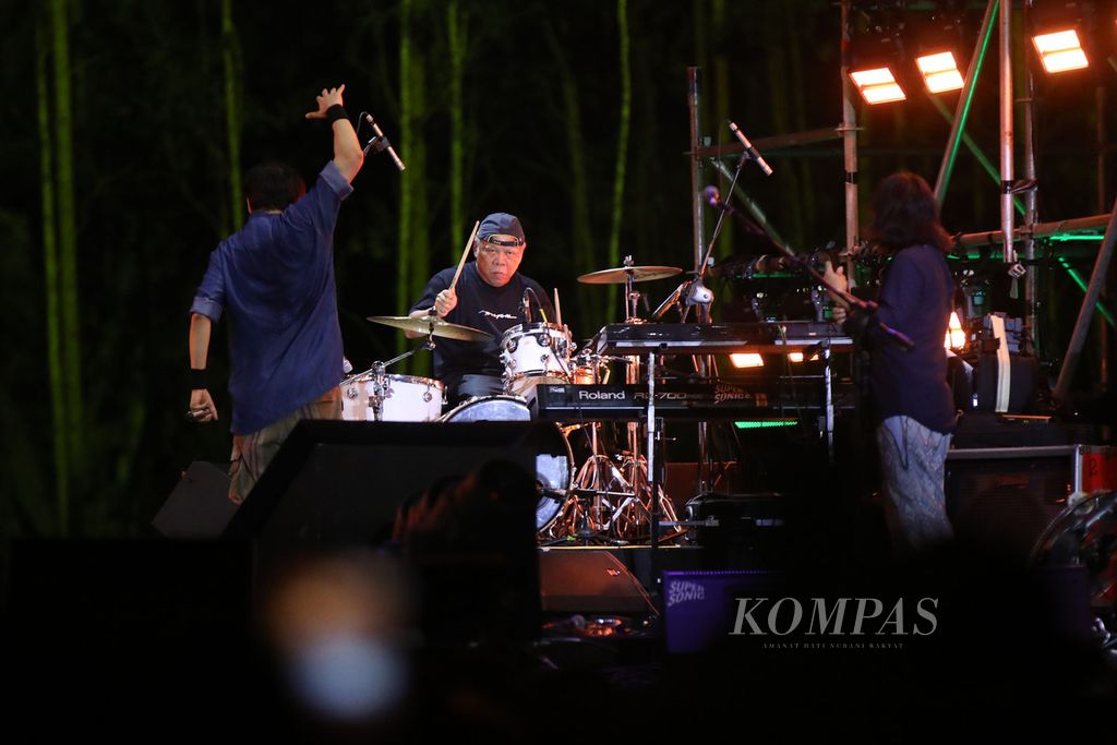 Menteri PUPR Basuki Hadimuljono bermain drum bersama grup musik Gigi dalam Malam Apresiasi Nusantara di Ibu Kota Nusantara (IKN), Penajam Paser Utara, Kalimantan Timur, Jumat (22/9/2023). Pentas musik ini diperuntukkan bagi para pekerja pembangunan IKN dan masyarakat di sekitar IKN.