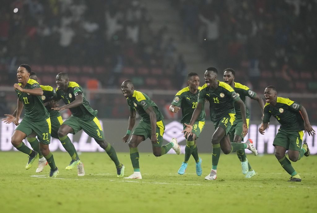 Para pemain Senegal merayakan akhir pertandingan final Piala Afrika 2022 antara Senegal dan Mesir di Stadion Paul Biya, Kamerun, Minggu (6/2/2022). Kemenangan Senegal atas Mesir berlangsung melalui adu penalti dengan skor akhir 4-2.