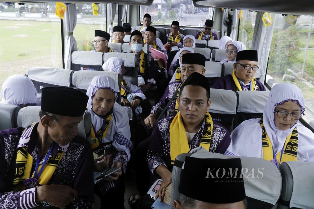 Hajj candidates were transported by bus to the lodging building in the embarkation complex of Asrama Haji Pondokgede, East Jakarta, on Saturday (11/5/2024). A total of 440 hajj candidates from Banten, who were included in group 2, entered the hajj dormitory before departing to Mecca through Soekarno-Hatta Airport.
