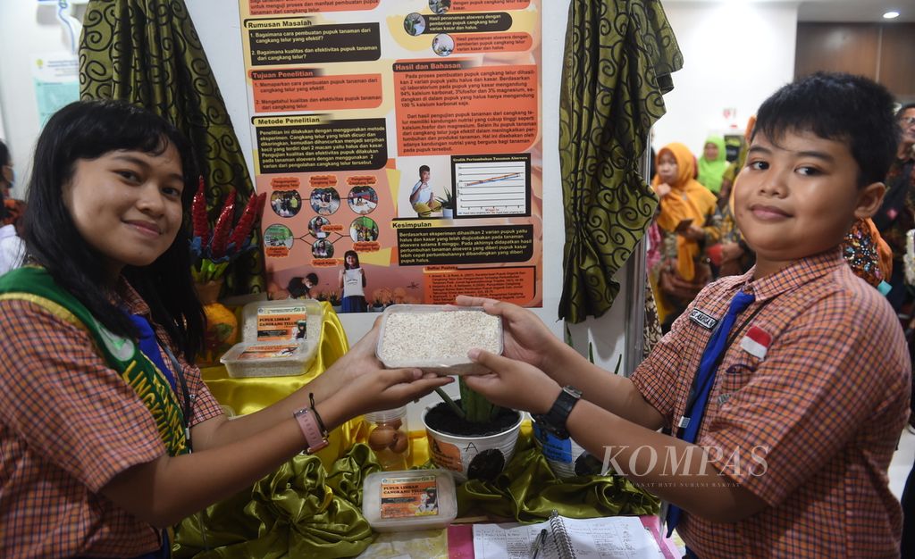 Verlita Anggraini (kiri) dan Dimas Abhiyasa menunjukkan hasil penelitian berupa pupuk dari cangkang telur dalam Lomba Peneliti Pelajar Surabaya di Balai Pemuda, Surabaya, Jawa Timur, Rabu (3/5/2023). Kegiatan diikuti oleh 250 peserta dari SD dan SMP yang ada di Surabaya.