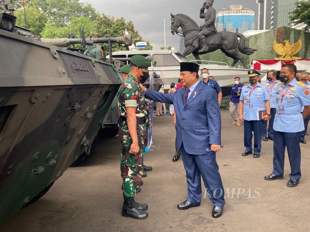 Menteri Pertahanan Prabowo Subianto meninjau berbagai alat pertahanan di halaman Kementerian Pertahanan seusai Rapim Kemenhan 2022, Kamis (20/1/2022).