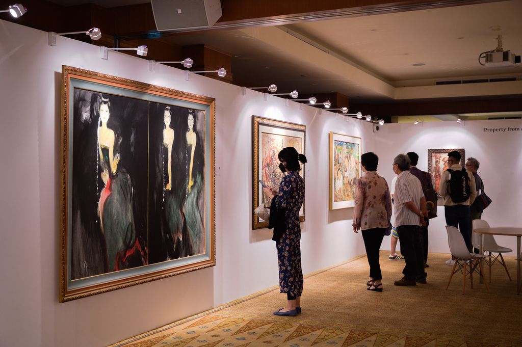 Suasana pembukaan lelang "Modern & Contemporary Art" yang digelar Sotheby’s, Jumat (26/8/2022), di Hotel Regent, Singapura. Pada Minggu (28/8/2022), sebanyak 50 karya seni rupa dari maestro-maestro seni rupa Asia dilelang ke publik dengan perkiraan nilai total 18 juta dollar Singapura atau sekitar Rp 191,7 miliar. Tampak lukisan Srihadi Sudarsono, “The Sacred of Human Spirit Bedoyo” (paling kiri), turut dilelang dalam <i>event </i>tersebut.