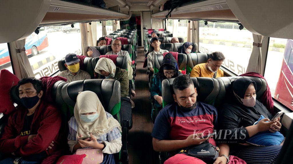 Penumpang bus antarkota antarprovinsi (AKAP) EPA Star jurusan Bukittinggi menunggu keberangkatan di Terminal Terpadu Pulo Gebang, Cakung, Jakarta Timur, Jumat (22/4/2022).  