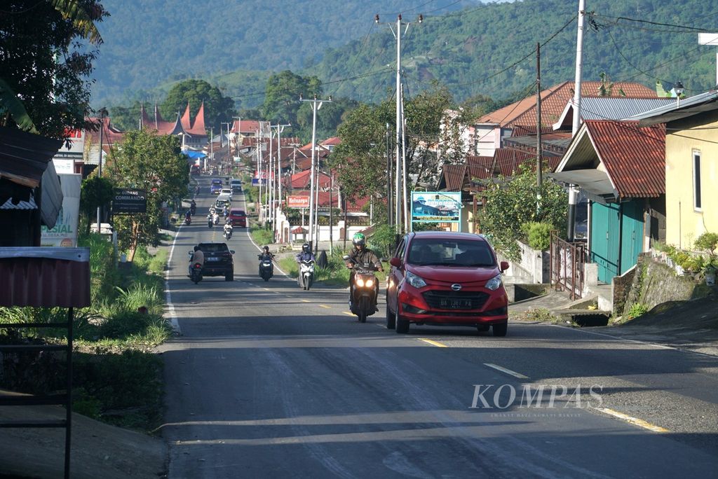 Suasana lalu lintas di Jalan Raya Padang-Bukittinggi di Nagari Panyalaian, Kecamatan X Koto, Kabupaten Tanah Datar, Sumatera Barat, Selasa (11/4/2023).