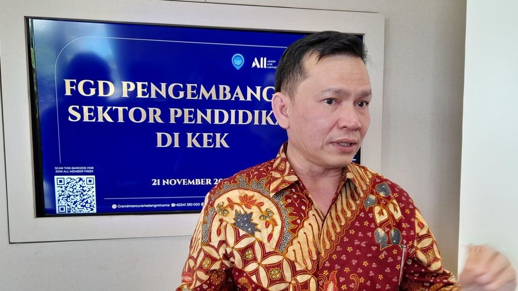 Pelaksana Tugas Sekretaris Jenderal Dewan Nasional KEK Elen Setiadi saat menjawab pertanyaan awak media di Malang, Jawa Timur, Senin (21/11/2022).
