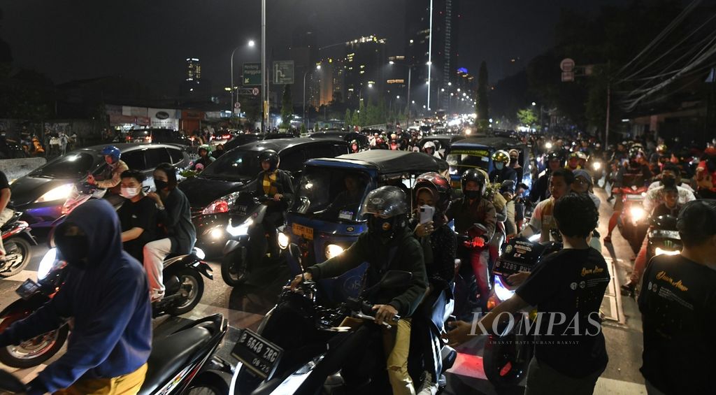 Suasana malam Takbiran di Jalan KH Mas Mansyur, Tanah Abang Jakarta, Minggu (1/5/2022). Warga memadati jalan sambil menggemakan takbir dan memukul bedug. Nyala petasan dan kembang api juga memeriahkan suasana.