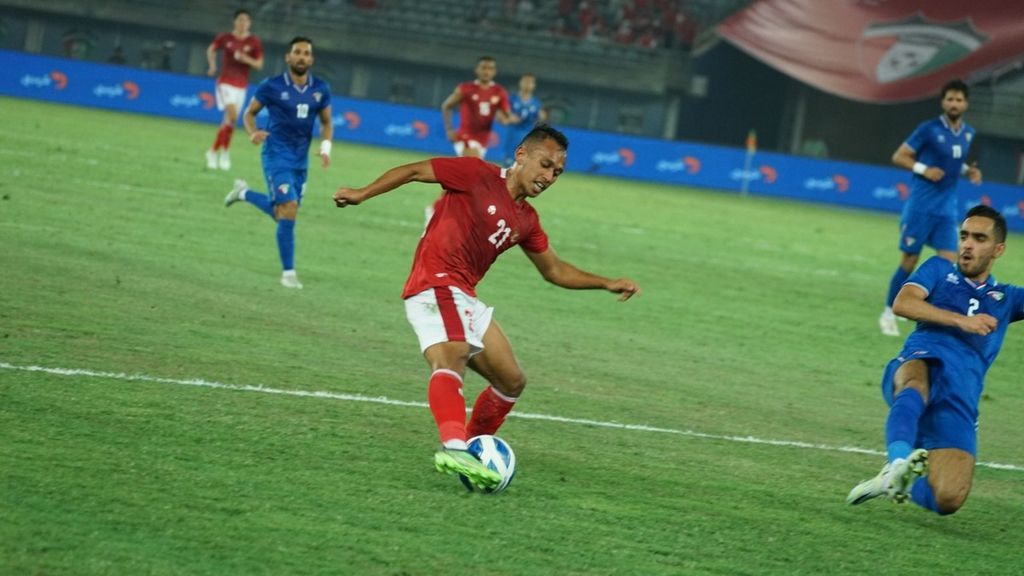 Pemain timnas Indonesia Irfan Samaling Kumi menggiring bola di wilayah pertahanan Kuwait pada laga kualifikasi Piala Asia Grup A di Stadion Internasional Jaber Al Ahmad, Kuwait City, Kamis (9/6/2022) dini hari WIB. Indonesia menang 2-1 pada laga itu. 