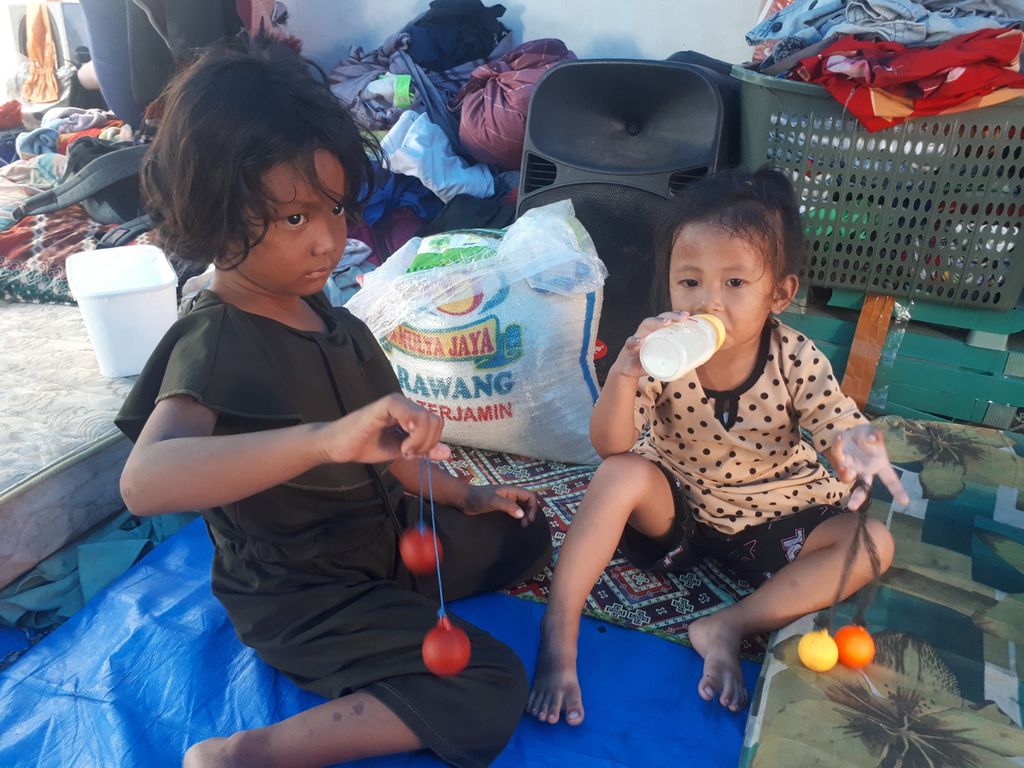 Anak-anak yang tinggal di tenda warga Kampung Susun Bayam di area Jakarta International Stadium, Tanjung Priok, Jakarta Utara, Kamis (26/1/2023).