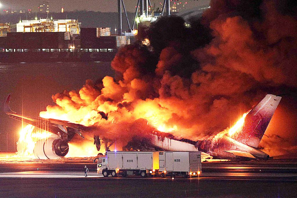 Sebuah pesawat Japan Airlines terbakar di landasan Bandara Haneda Tokyo, Jepang, Selasa (2/1/2024). 