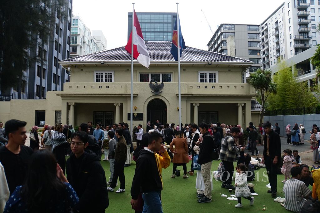 Warga negara Indonesia bercengkerama selepas shalat Idul Fitri, awal April 2024, di Konsulat Jenderal RI (KJRI) Melbourne, Australia. 