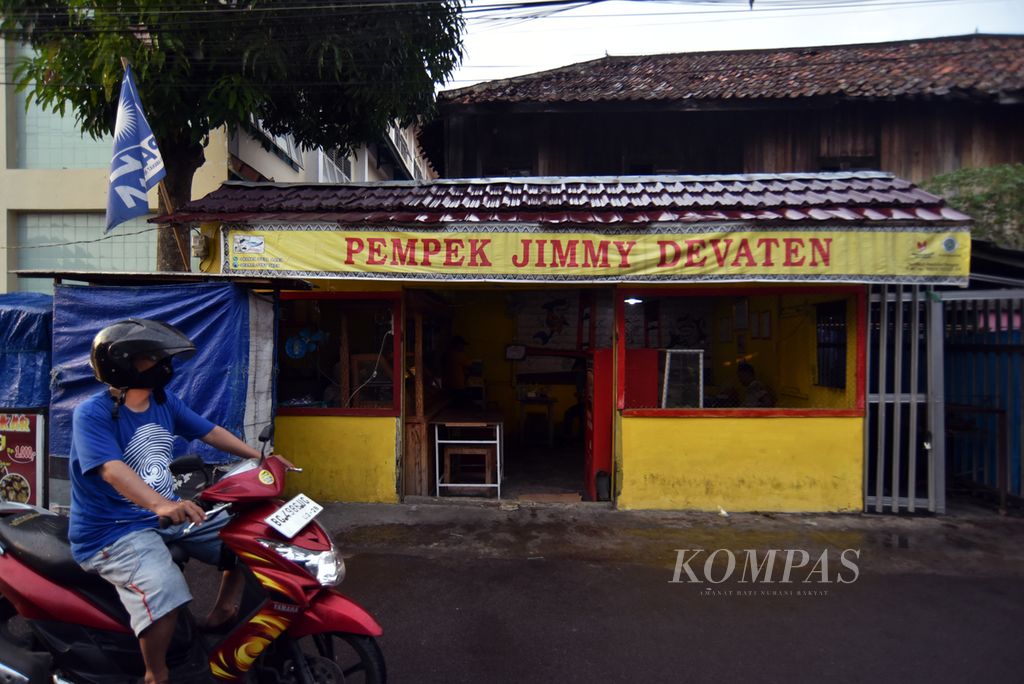 Suasana sekitar warung Pempek Jimmy Devaten di Jalan Depaten Lama, Kelurahan 27 Ilir, Kecamatan Ilir Barat II, Palembang, Sumatera Selatan, Selasa (12/12/2023). 