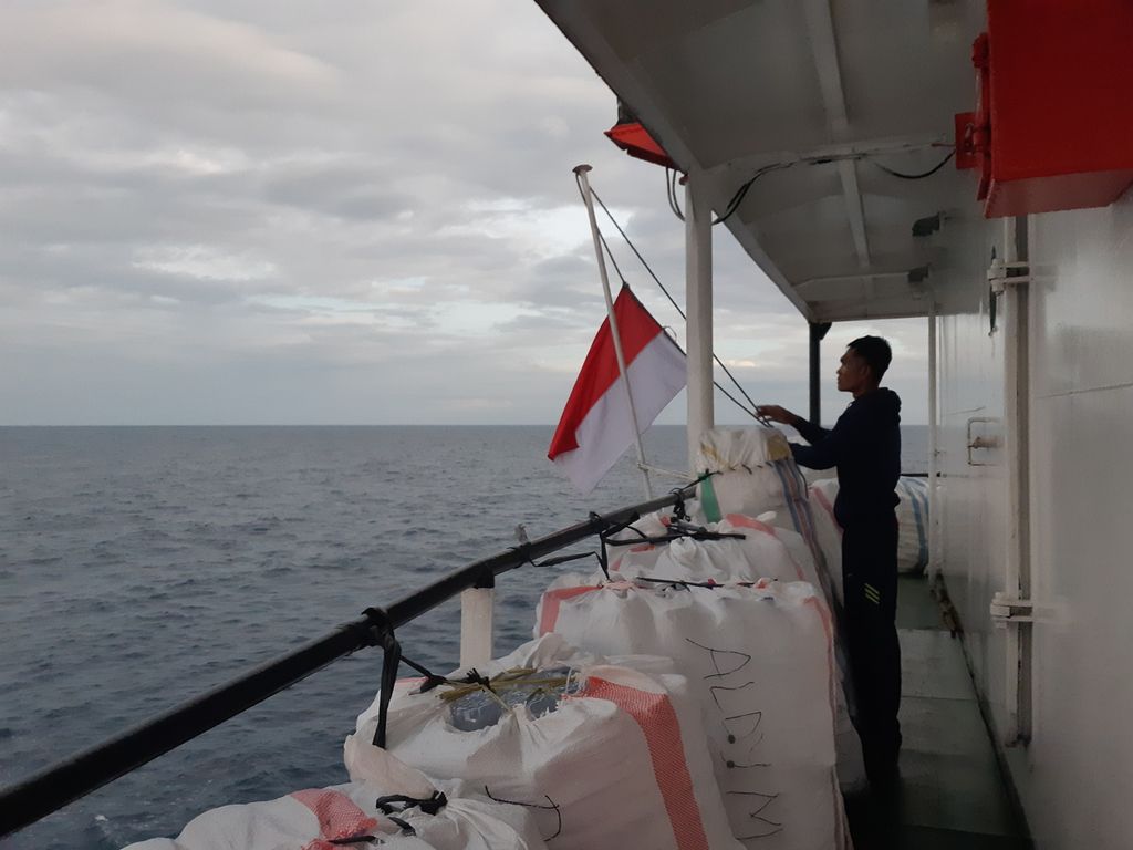 Petugas kapal mengibarkan bendera Merah Putih di atas kapal perintis Sabun Nusantara 67 pada Minggu (7/8/2022). Kapal tersebut berlayar menuju Pulau Lirang, Kabupaten Maluku Barat Daya, Maluku.