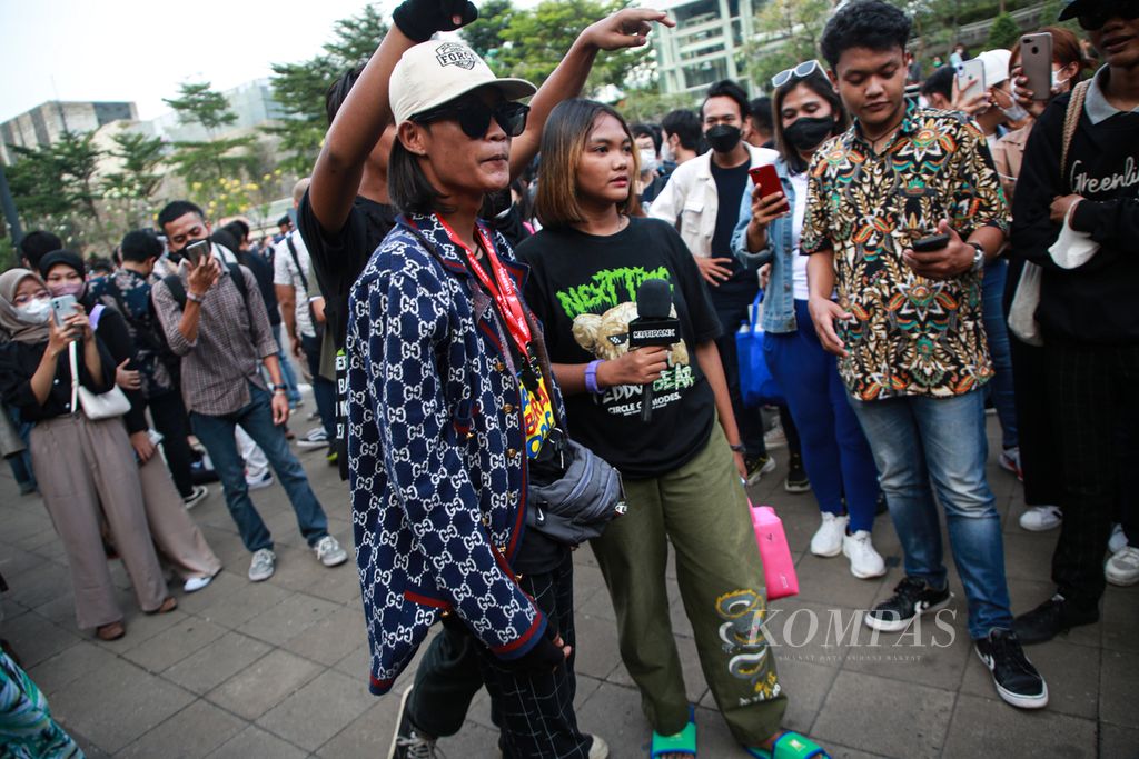 Anak muda dari Citayam, Bonge dan Kurma yang viral di media sosial melalui "Citayam Fashion Week" dikerubuti para remaja di kawasan Dukuh Atas, Kecamatan Tanah Abang, Jakarta Pusat, Jumat (22/7/2022) sore.  