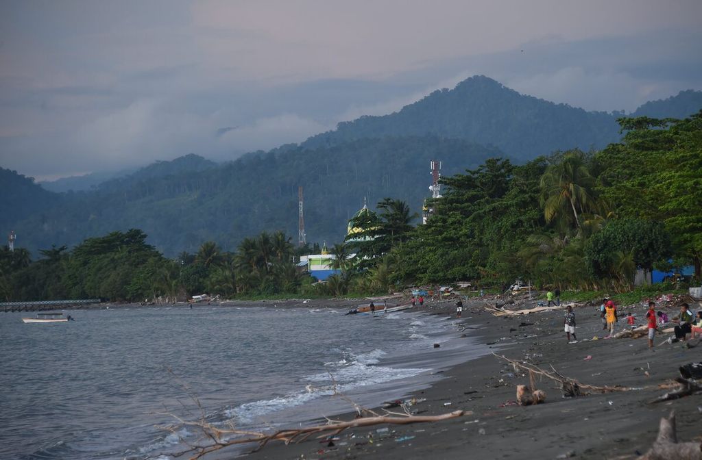 Pantai Nabire di Kabupaten Nabire, Papua, Rabu (28/4/2021). 
