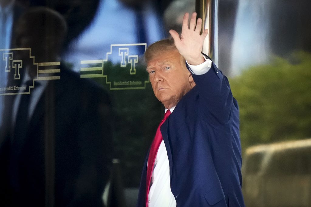 Mantan Presiden AS Donald Trump tiba di Menara Trump di New York, Senin (3/4/2023). 
