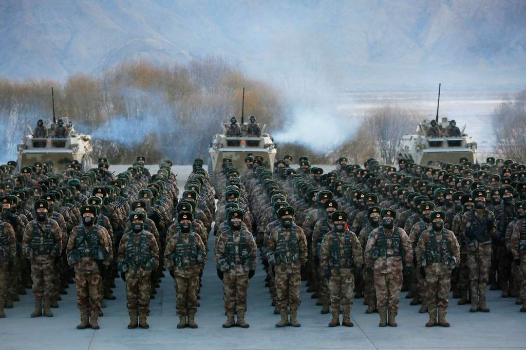 Foto yang diambil per 4 Januari 2021 ini menunjukkan serdadu Pasukan Pembebasan Rakyat China atau Chinese Peoples Liberation Army (PLA) berhimpun pada latihan militer di Pegunungan Pamir di Kashgar, sebelah barat laut wilayah Xinjiang, China. (Photo by AFP) 