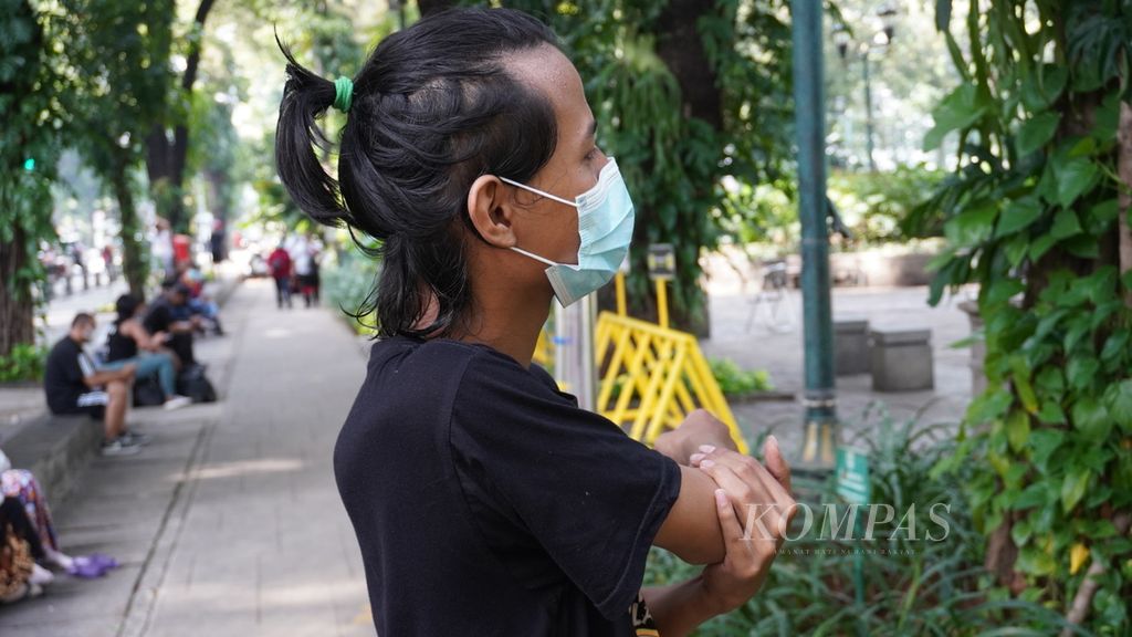 Putra Aditya (22), pemilik rambut gondrong, saat sedang berolahraga di kawasan Taman Suropati, Menteng, Jakarta Pusat, Minggu (22/11/2020).