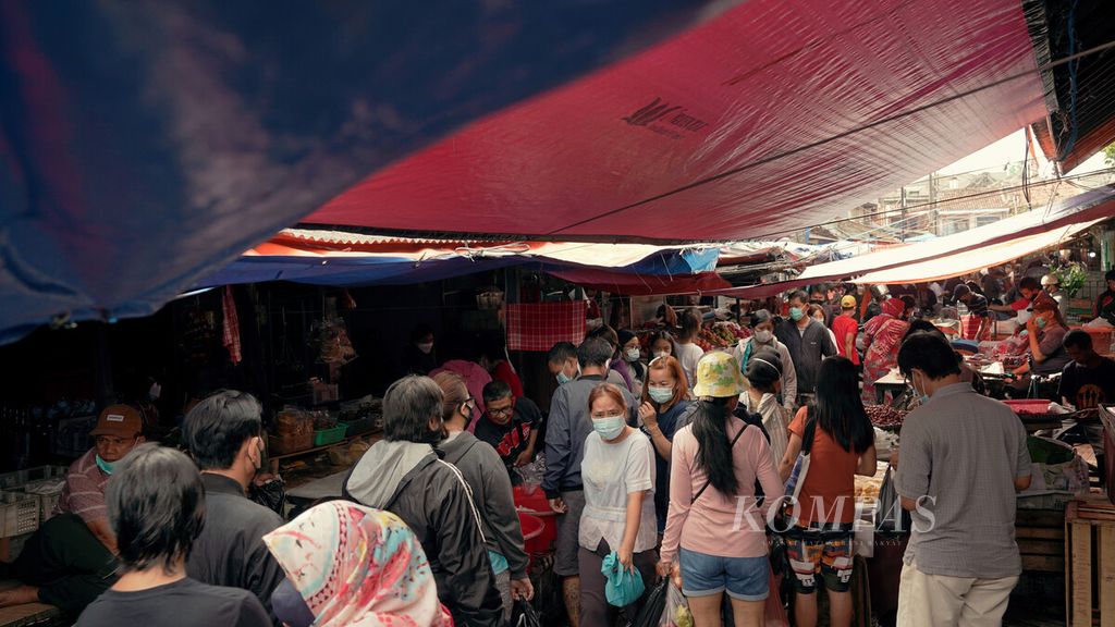 Keramaian warga berbelanja di Pasar Lama Kota Tangerang di Kelurahan Sukasari, Kota Tangerang, Banten, Minggu (23/1/2022). 
