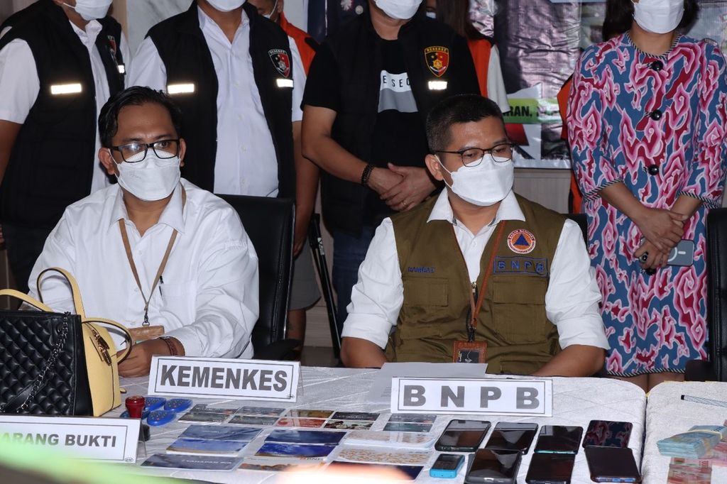 Perwakilan Kementerian Kesehatan dan BNPB yang hadir dalam rilis kasus investasi bodong alat kesehatan yang mengatasnamakan Badan Nasional Penanggulangan Bencana (BNPB), di Jakarta, Rabu (8/6/2022).