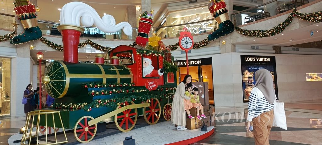 Sejumlah pusat perbelanjaan di Kota Jakarta membuat aneka hiasan dan ornamen untuk memeriahkan Natal dan Tahun Baru 2023/2024. Tampak pengunjung berfoto di depan hiasan Natal di Plaza Senayan, Minggu (10/12/2023).