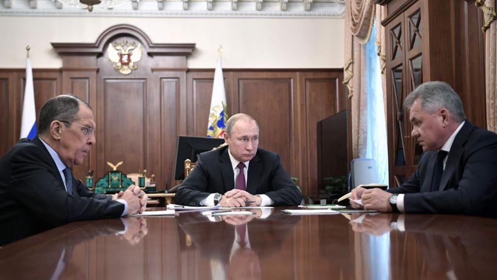 Menlu Rusia Sergey Lavrov (kiri) saat hadir dalam pertemuan dengan Presiden Rusia Vladimir Putin (tengah) dan Menteri Pertahanan Rusia Sergei Shoigu di Mokswa, Rusia, pada 2 Februari 2019. 