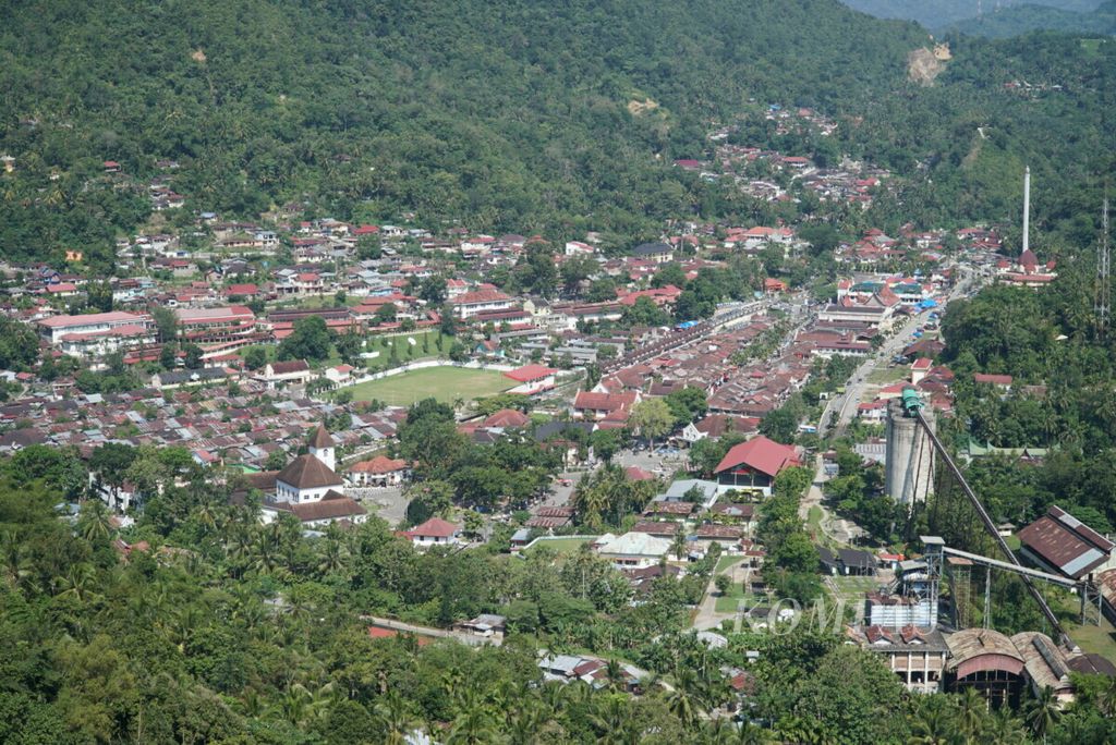 Panorama Kota Lama Sawahlunto, yang juga pusat pemerintahan kota saat ini, ketika difoto dari obyek wisata Puncak Cemara, Sawahlunto, Sumbar, Rabu (10/7/2019).