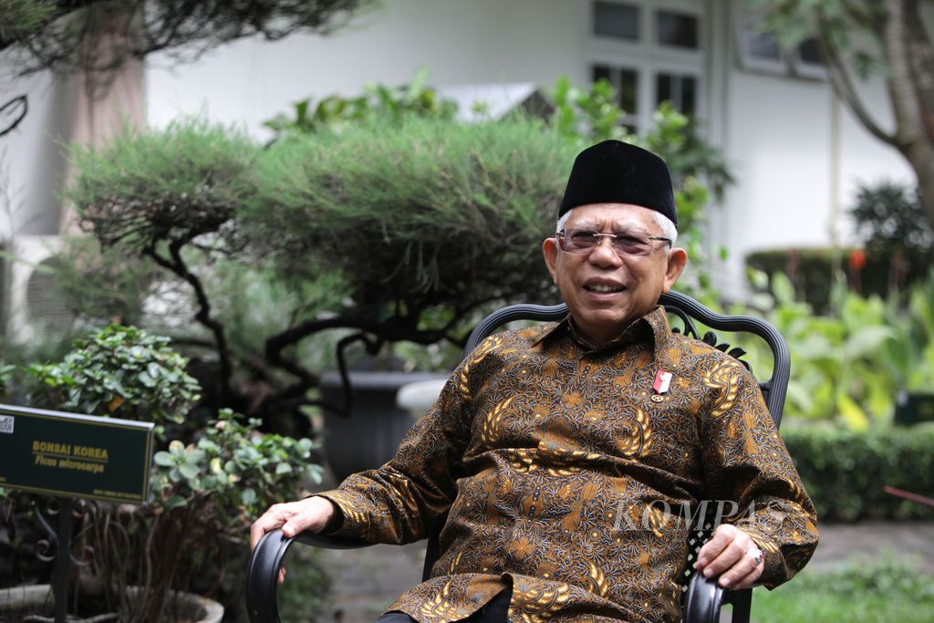 Wakil Presiden Ma'ruf Amien duduk santai di taman Kediaman Resmi Wakil Presiden, Jakarta, saat menerima <i>Kompas</i>, Rabu (1/2/2023). 