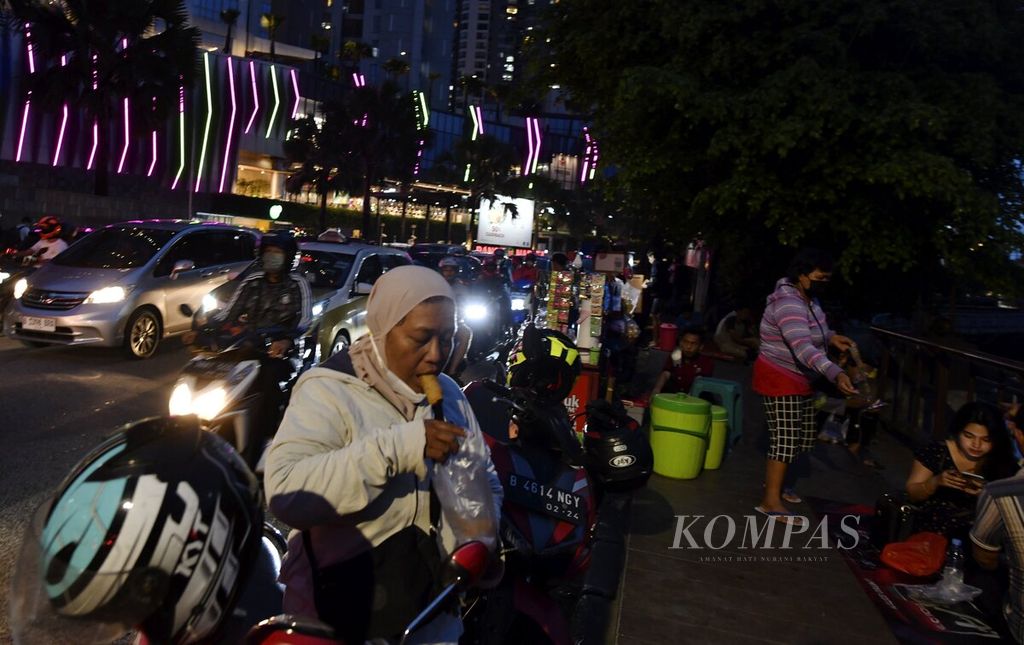 Suasana di kawasan Tanjung Duren, Jakarta Barat, saat jam pulang kerja, Jumat (24/3/2023). Warga yang tidak keburu untuk berbuka puasa di rumah memilih untuk berbuka di jalan. 