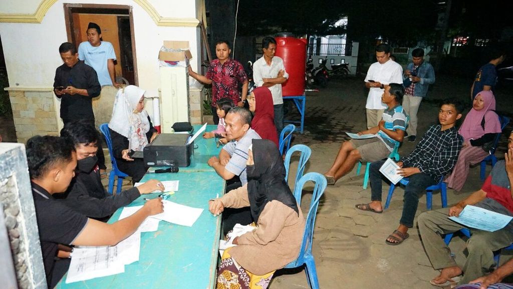 Dinas Kependudukan dan Catatan Sipil Kabupaten Banyuwangi, Jatim, Kamis (20/10/2022) malam, membuka Posko Pelangi untuk melayani warga yang kehilangan dokumen kependudukan mereka saat banjir, Senin (17/10/2022). Posko ini buka hingga malam dan tanpa perlu surat kehilangan dari polisi.