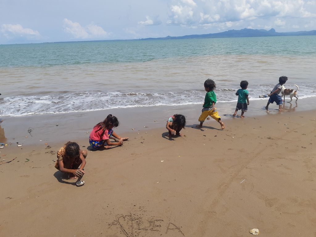 Anak-anak bermain di Pantai Kelapa Tinggi, Desa Mata Air, Kecamatan Kupang Tengah, Kabupaten Kupang, Nusa Tenggara Timur, Jumat (28/10/2022). Pesisir pantai itu sering menjadi tempat penyu bertelur mulai bulan Februari hingga Oktober.