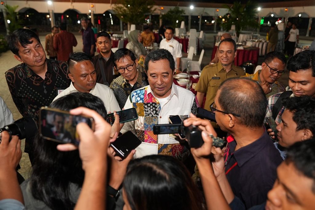 Penjabat Gubernur Sulawesi Selatan Bahtiar Baharuddin memberikan keterangan kepada wartawan di Makassar, Sulsel, Selasa (10/10/2023).