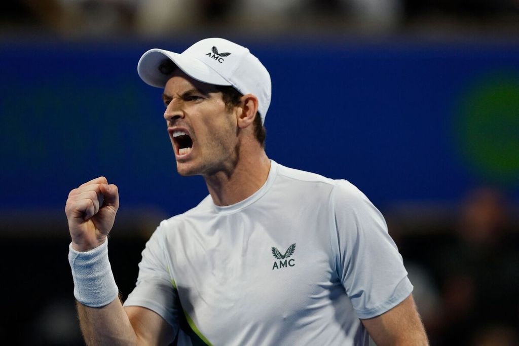 Petenis Inggris Andy Murray melakukan selebrasi setelah mengalahkan petenis Ceko Jiri Lehecka dalam pertandingan semifinal turnamen ATP 250 Doha, Qatar, Sabtu (25/2/2023) dini hari WIB. Murray menang dengan skor 6-0, 3-6, 7-6 (6). 