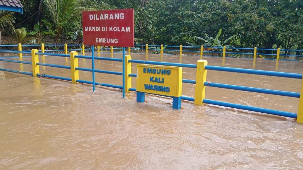 Tingginya intensitas hujan dalam durasi lama membuat ketinggian air sejumlah sungai di Kabupaten Gunungkidul, DIY, meningkat dan memicu terjadinya banjir.