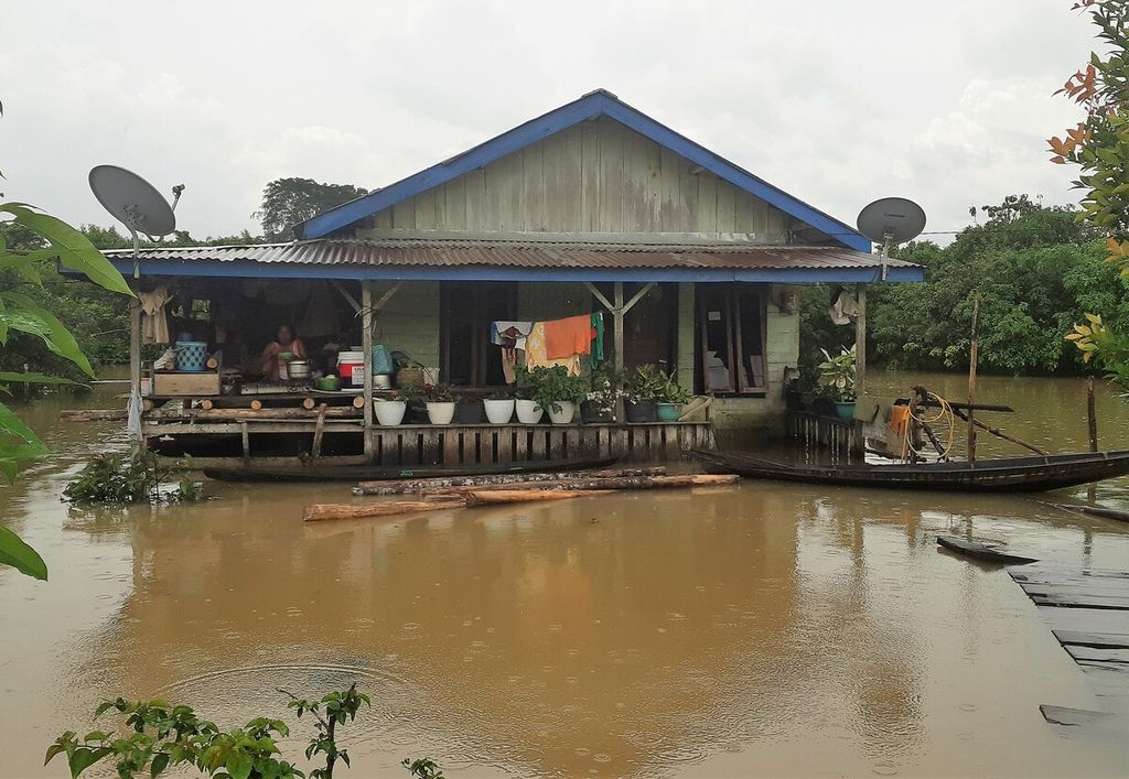 Sebagian warga masih bertahan di rumahnya di Nyogan, Mestong, Muaro Jambi, Rabu (9/11/2022), meskipun banjir melanda. Banjir itu disebabkan meluapnya sejumlah sungai yang ada di sana.