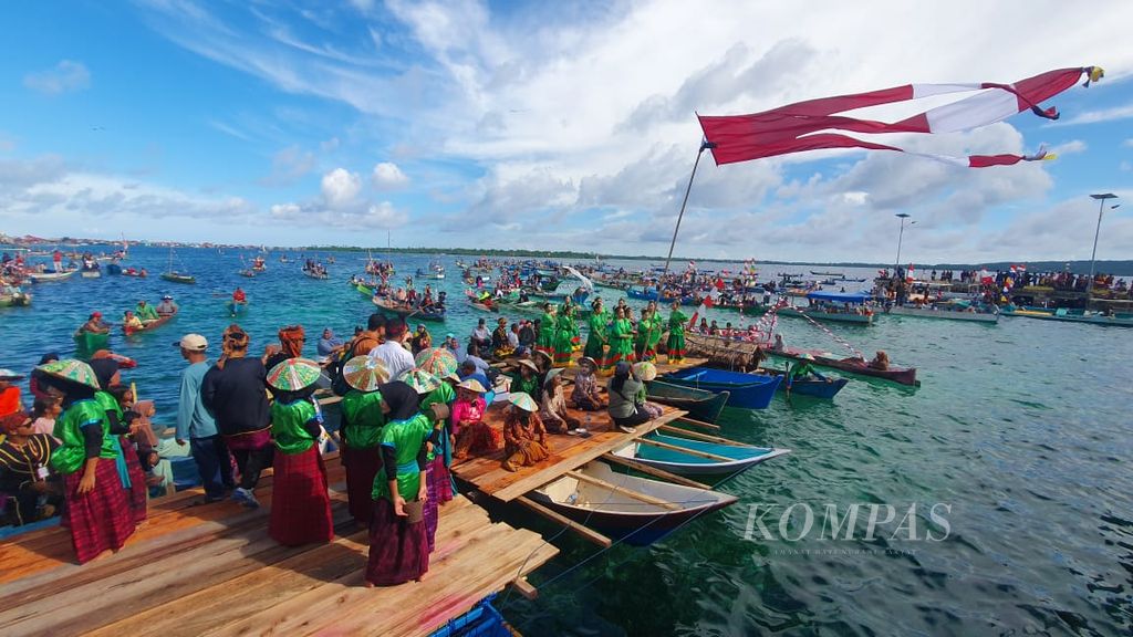 Pertunjukan parade 500 perahu nelayan Suku Bajau Wakatobi yang dipersembahkan oleh suku Bajau dari Desa Mola, Kabuenga, dan sebagainya untuk menyambut Deklarasi Bajau di Pelabuhan Panggulubelo di Pulau Wangi-Wangi, Kabupaten Wakatobi, Sulawesi Tenggara, Rabu (1/5/2024).