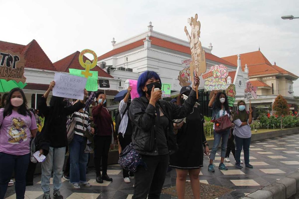 Suasana peringatan Hari Perempuan Internasional di Alun-alun Surabaya, Jawa Timur, Selasa (8/3/2021). Aktivis jender menyuarakan terutama pemberantasan tindak pidana kekerasan seksual dan kesetaraan perempuan dengan lelaki.
