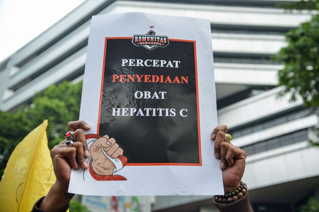 Massa aksi mengangkat poster berisi tuntutan mereka di depan Kantor Kementerian Kesehatan (Kemenkes), Jakarta Pusat, Senin (29/5/2023). Puluhan peserta aksi yang terdiri dari kelompok peduli hepatitis C melakukan aksi damai menuntut Kemenkes segera memenuhi kebutuhan obat kombinasi hepatitis C. 