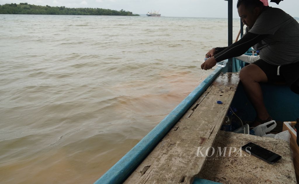 Pengambilan sampel air di Teluk Buli, Kecamatan Maba, Kabupaten Halmahera Timur, Maluku Utara, 5 September 2023. 